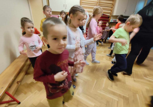 Zabawy ruchowo-naśladowcze na sali gimnastycznej.