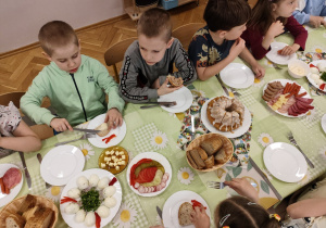 Wspólne spotkanie przy stole wielkanocnym.