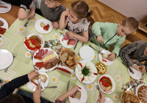 Wspólne spotkanie przy stole wielkanocnym.