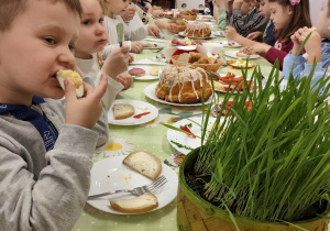 Wspólne spotkanie przy stole wielkanocnym.