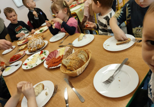 Wspólne spotkanie przy stole wielkanocnym.