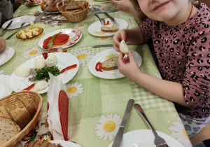 Wspólne spotkanie przy stole wielkanocnym.