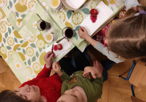 Farbowanie jajek do święconki.