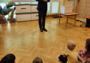 Występ artystyczny - Brzuchomówca.