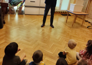 Występ artystyczny - Brzuchomówca.