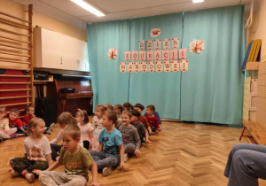 Kangurki wykonują ruch do utworu muzycznego.