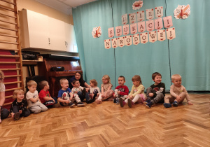 Tygryski wykonują ruch do utworu muzycznego.
