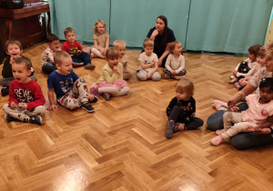 Tygryski wykonują ruch do utworu muzycznego.