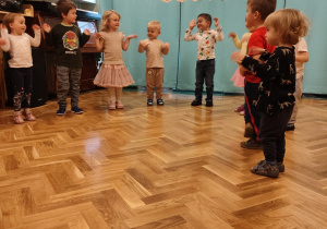 Tygryski wykonują ruch do utworu muzycznego.