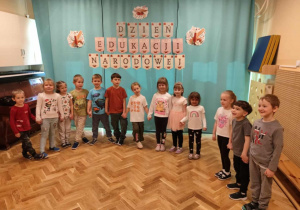Kangury mówią wierszyk dla pracowników przedszkola.