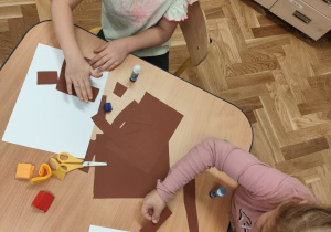 Wykonanie z papieru drzewa.