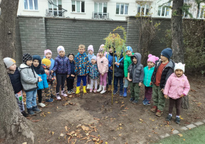 Zdjęcie grupowe przedszkolaków.