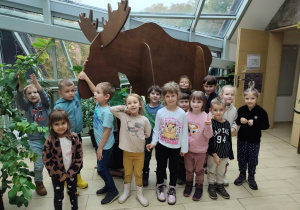 Zdjęcie grupowe przy makiecie Łosia.