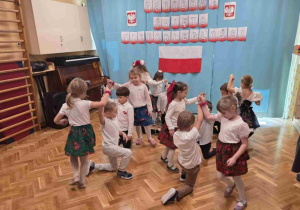 Dzieci tańczą "Krakowiaka".