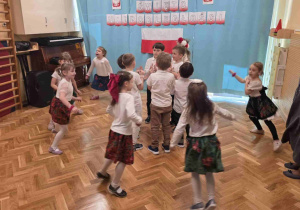 Dzieci tańczą Krakowiaka.