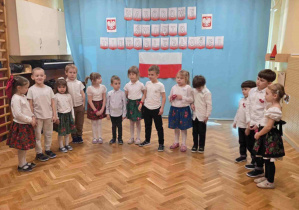 Grupa Kangurki recytuje wiersz.