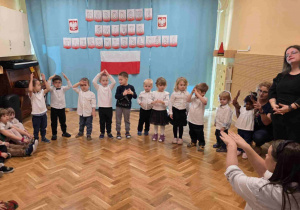 Grupa Tygryski recytują wiersz.