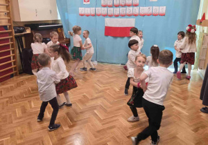 Grupa starsza tańczy do utworu "Poszło dziewczę po ziele".
