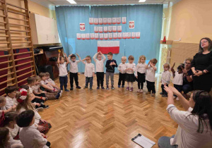 Grupa młodsza recytuje wiersz.