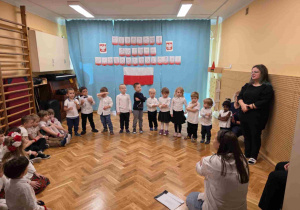 Młodsze dzieci recytują wiersz.