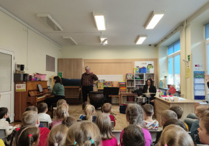 Dzieci słuchają poezji Jana Brzechwy.