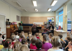 Słuchanie muzyki połączonej z poezją.