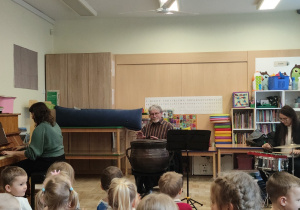 Artyści prezentują instrumenty.