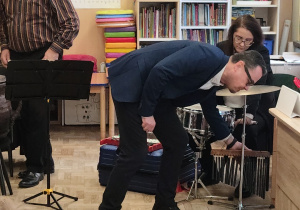 Pan prowadzący pokazuję jak wygląda werbel i dzwonki.