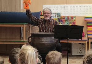 Uważne słuchanie poezji śpiewanej.