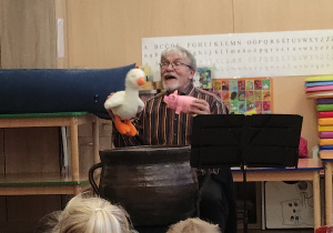 Uważne słuchanie poezji śpiewanej.