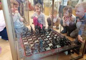 Dzieci podziwiają starą szachownicę