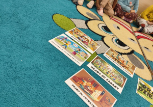 Plansze demonstracyjne przedstawiające prawa dziecka.