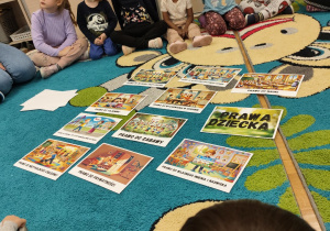 Plansze demonstracyjne przedstawiające prawa dziecka.