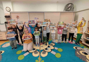 Zdjęcie grupowe gr. Kangurki wraz z wydrukowanymi prawami dziecka.