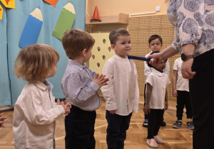 Pasowanie - dzieci stoją w szeregu, pasowanie chłopca