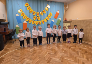 Pasowanie - dzieci stoją w szeregu, mówią wierszyk