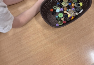 Segregowanie guzików.