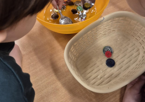 Segregowanie guzików.