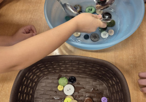 Zabawy z wodą i guzikami.