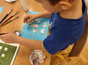 Zabawy manualne - folia aluminiowa