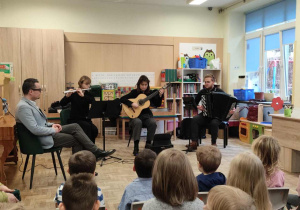 Artyści prezentują i grają na instrumentach.