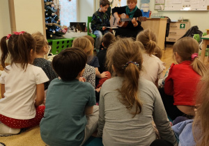 Wspólne kolędowanie przy muzyce.