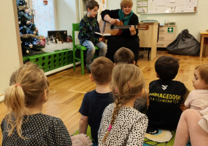 Słuchanie opowieści bożonarodzeniowej.