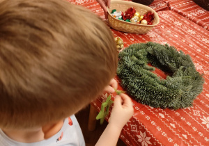 Dekorowanie stroików świątecznych.