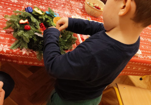 Wykonanie stroików świątecznych.