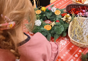 Dekorowanie stroików świątecznych.