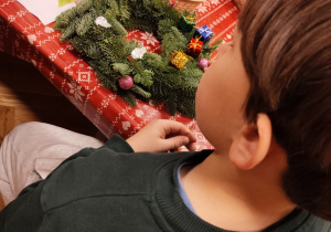 Dekorowanie stroików świątecznych.