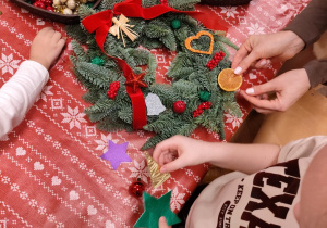 Dekorowanie stroików świątecznych.