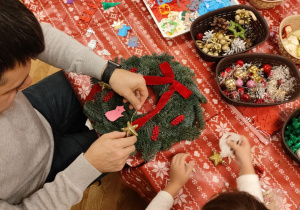 Dekorowanie stroików świątecznych.