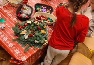 Dekorowanie stroików świątecznych.